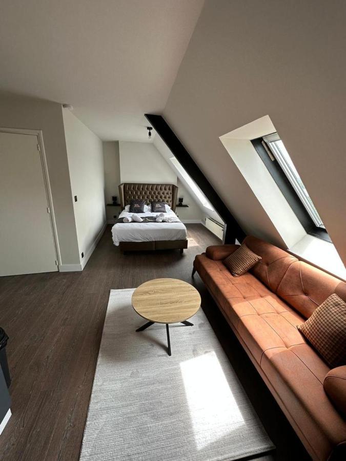 Golden Apartment *